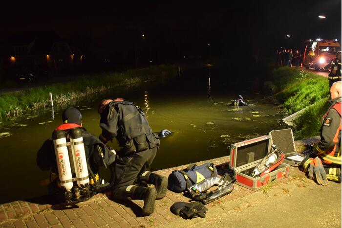 Brommobiel op z'n kop in de sloot