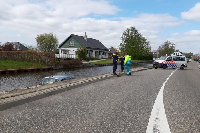 Personenauto belandt in water