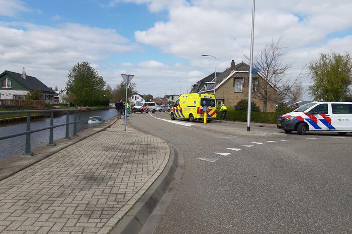 Personenauto belandt in water