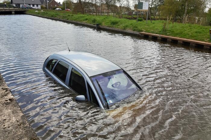 Personenauto belandt in water