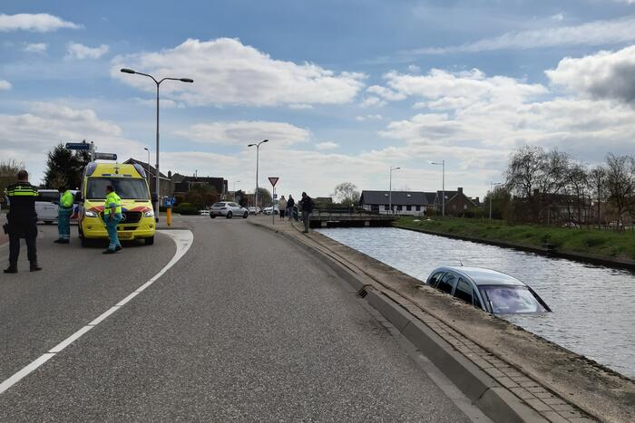 Personenauto belandt in water