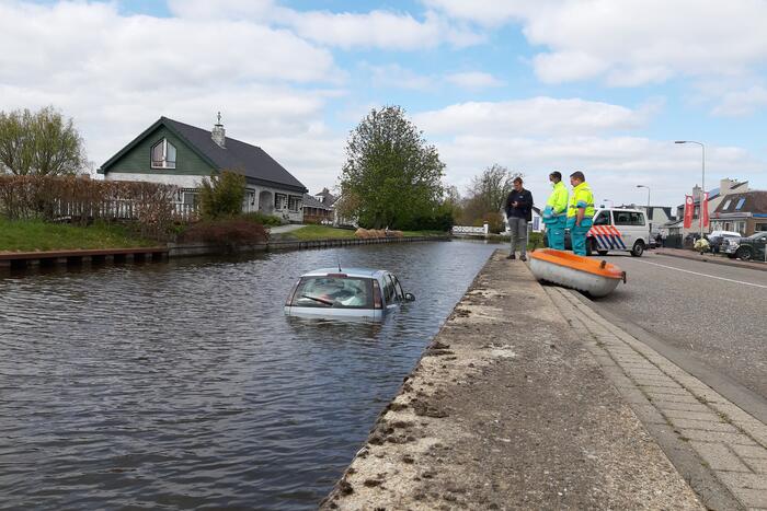 Personenauto belandt in water