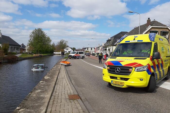 Personenauto belandt in water