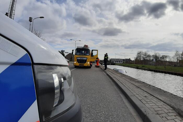 Personenauto belandt in water