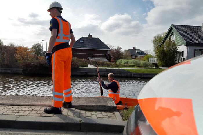 Personenauto belandt in water