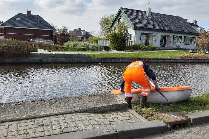 Personenauto belandt in water