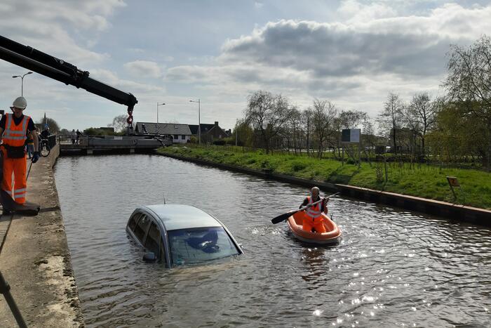 Personenauto belandt in water