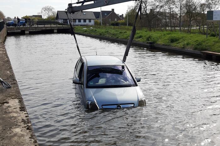 Personenauto belandt in water