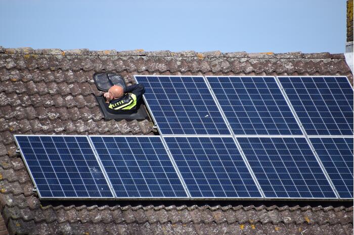 Grote inzet hulpdiensten bij man op dak