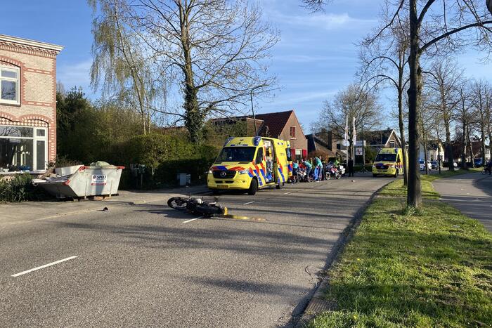 Motorrijder zwaargewond door botsing tegen lantarenpaal