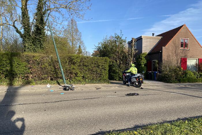 Motorrijder zwaargewond door botsing tegen lantarenpaal