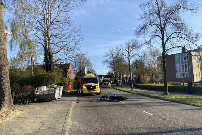 Motorrijder zwaargewond door botsing tegen lantarenpaal