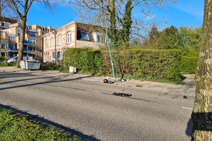 Motorrijder zwaargewond door botsing tegen lantarenpaal