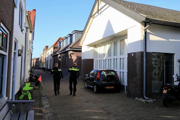 Man met bivakmuts lost schoten
