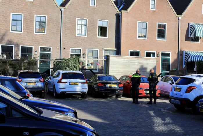 Man met bivakmuts lost schoten