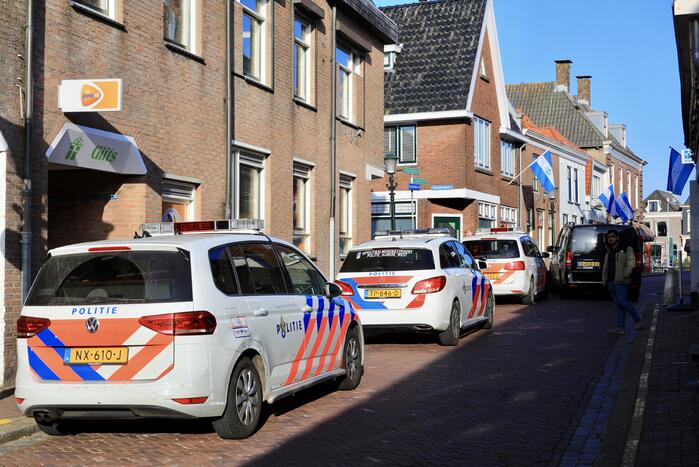 Man met bivakmuts lost schoten