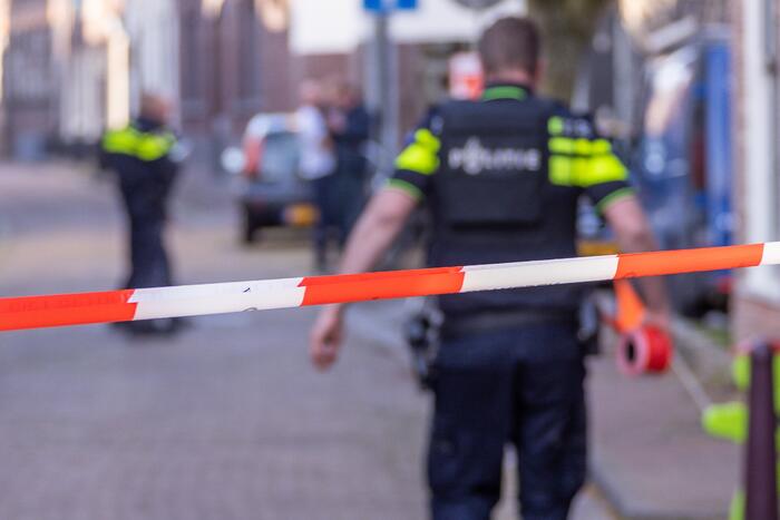 Man met bivakmuts lost schoten
