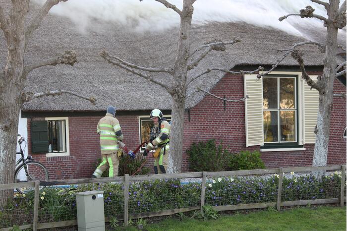 Veel rookontwikkeling door brand in rietendak van woonboederij