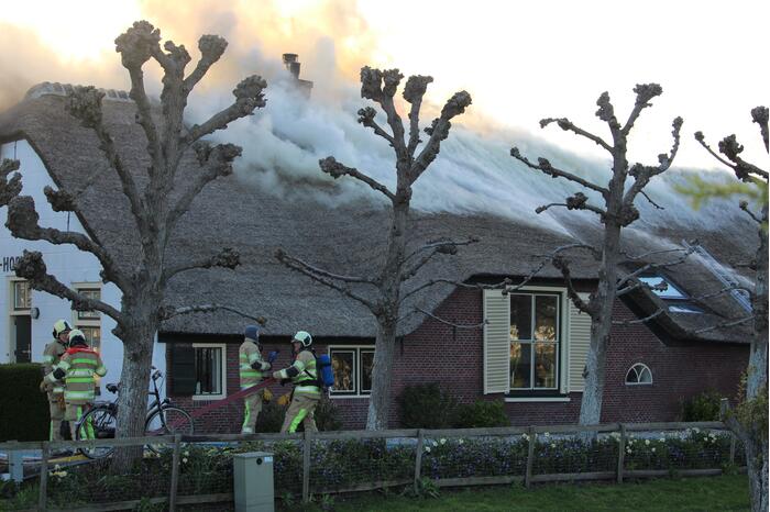 Veel rookontwikkeling door brand in rietendak van woonboederij