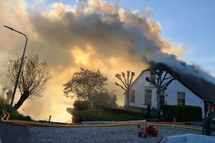 Veel rookontwikkeling door brand in rietendak van woonboederij