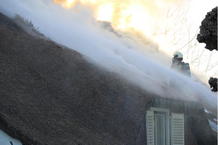 Veel rookontwikkeling door brand in rietendak van woonboederij