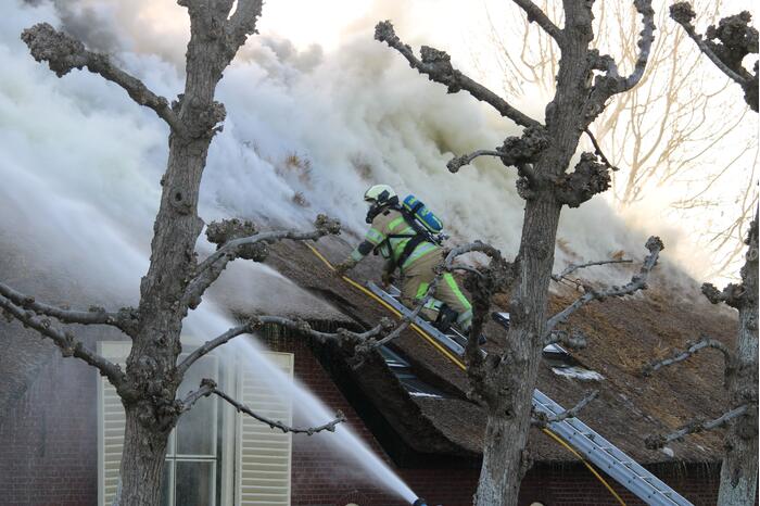 Veel rookontwikkeling door brand in rietendak van woonboederij