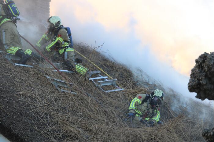 Veel rookontwikkeling door brand in rietendak van woonboederij