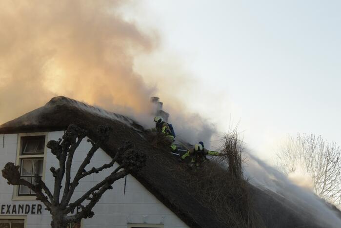 Veel rookontwikkeling door brand in rietendak van woonboederij