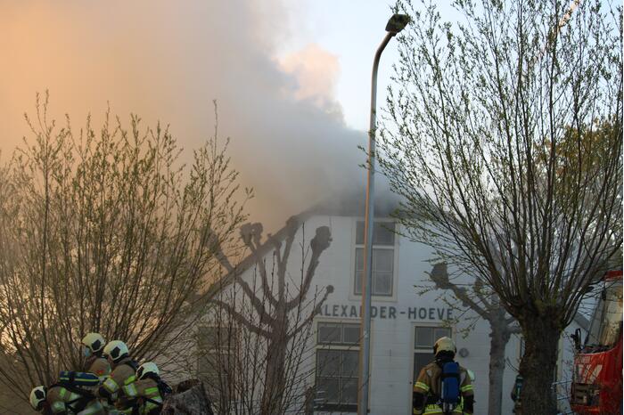 Veel rookontwikkeling door brand in rietendak van woonboederij