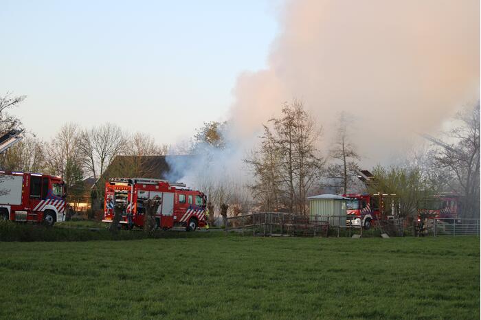 Veel rookontwikkeling door brand in rietendak van woonboederij