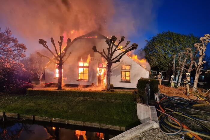 Veel rookontwikkeling door brand in rietendak van woonboederij