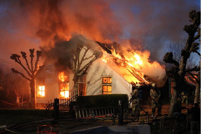 Veel rookontwikkeling door brand in rietendak van woonboederij