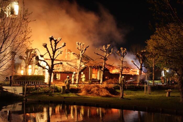 Veel rookontwikkeling door brand in rietendak van woonboederij