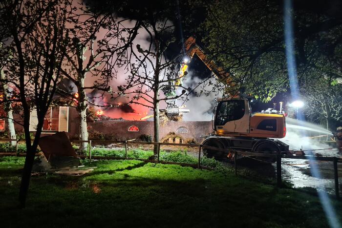 Veel rookontwikkeling door brand in rietendak van woonboederij