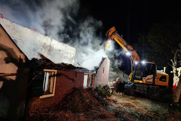 Veel rookontwikkeling door brand in rietendak van woonboederij