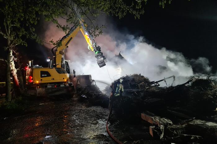 Veel rookontwikkeling door brand in rietendak van woonboederij