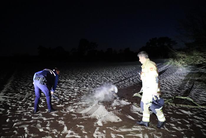 Brandweer dooft buitenbrand met zand