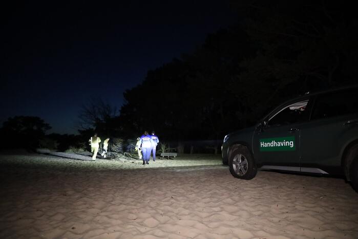 Brandweer dooft buitenbrand met zand
