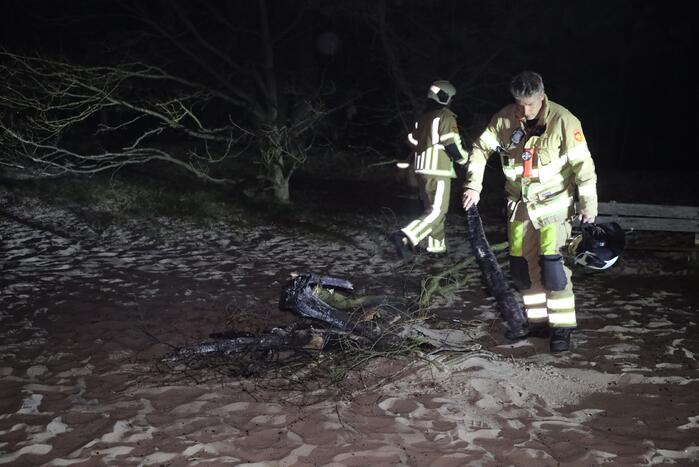 Brandweer dooft buitenbrand met zand
