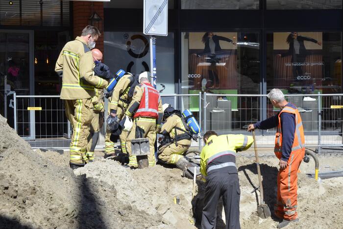Gaslek bij graafwerkzaamheden in winkelstraat