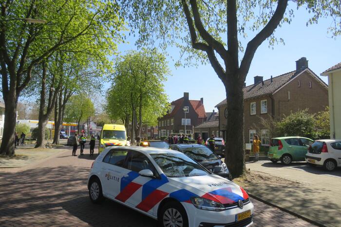Bestuurder rijdt met auto op tuinhek
