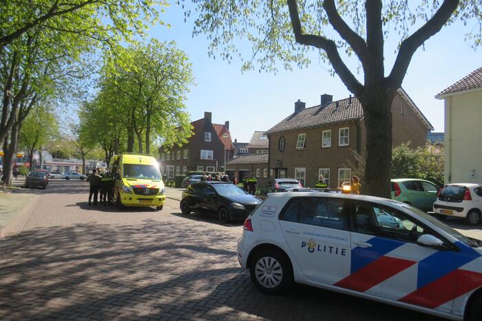 Bestuurder rijdt met auto op tuinhek
