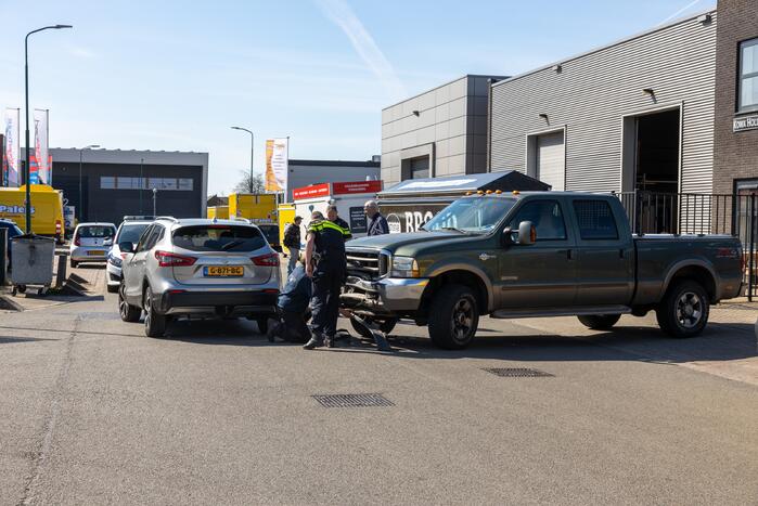 Twee auto's botsen op industrieterrein Haarbrug-Noord