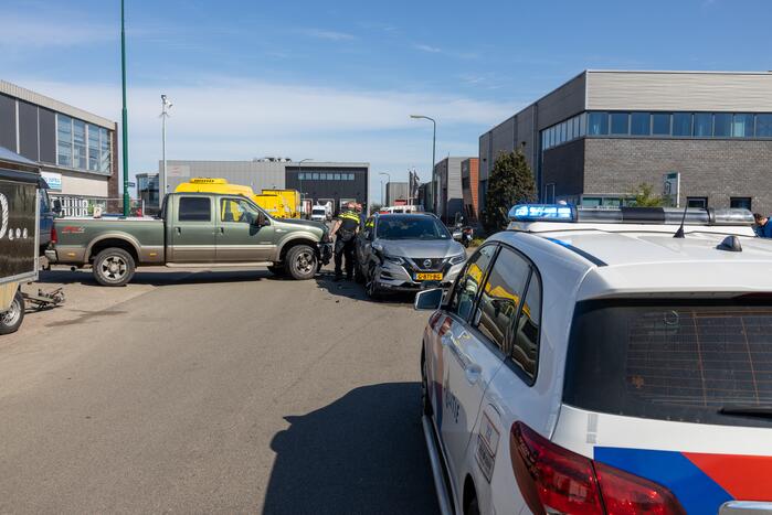 Twee auto's botsen op industrieterrein Haarbrug-Noord
