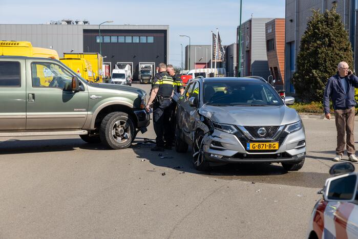 Twee auto's botsen op industrieterrein Haarbrug-Noord