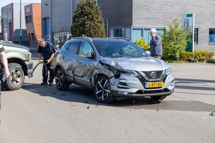 Twee auto's botsen op industrieterrein Haarbrug-Noord