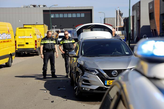 Twee auto's botsen op industrieterrein Haarbrug-Noord