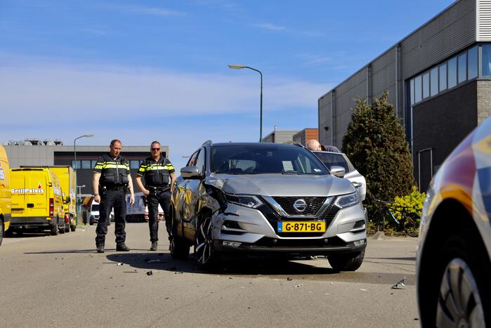 Twee auto's botsen op industrieterrein Haarbrug-Noord
