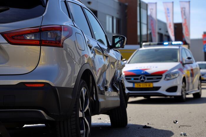 Twee auto's botsen op industrieterrein Haarbrug-Noord