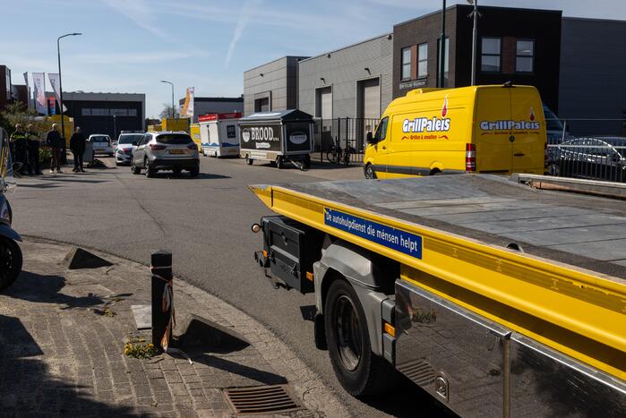 Twee auto's botsen op industrieterrein Haarbrug-Noord